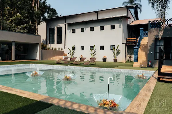 A casa dos noivos do Mirante juruá oferece conforto e leveza para os padrinhos de casamento.