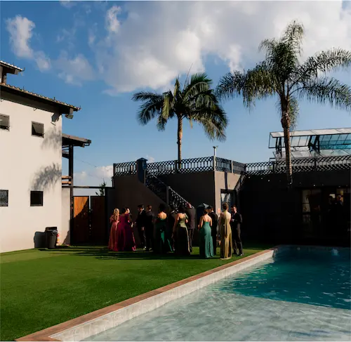 Convidados reunidos à beira da piscina do Mirante Juruá durante a recepção do casamento exclusivo.